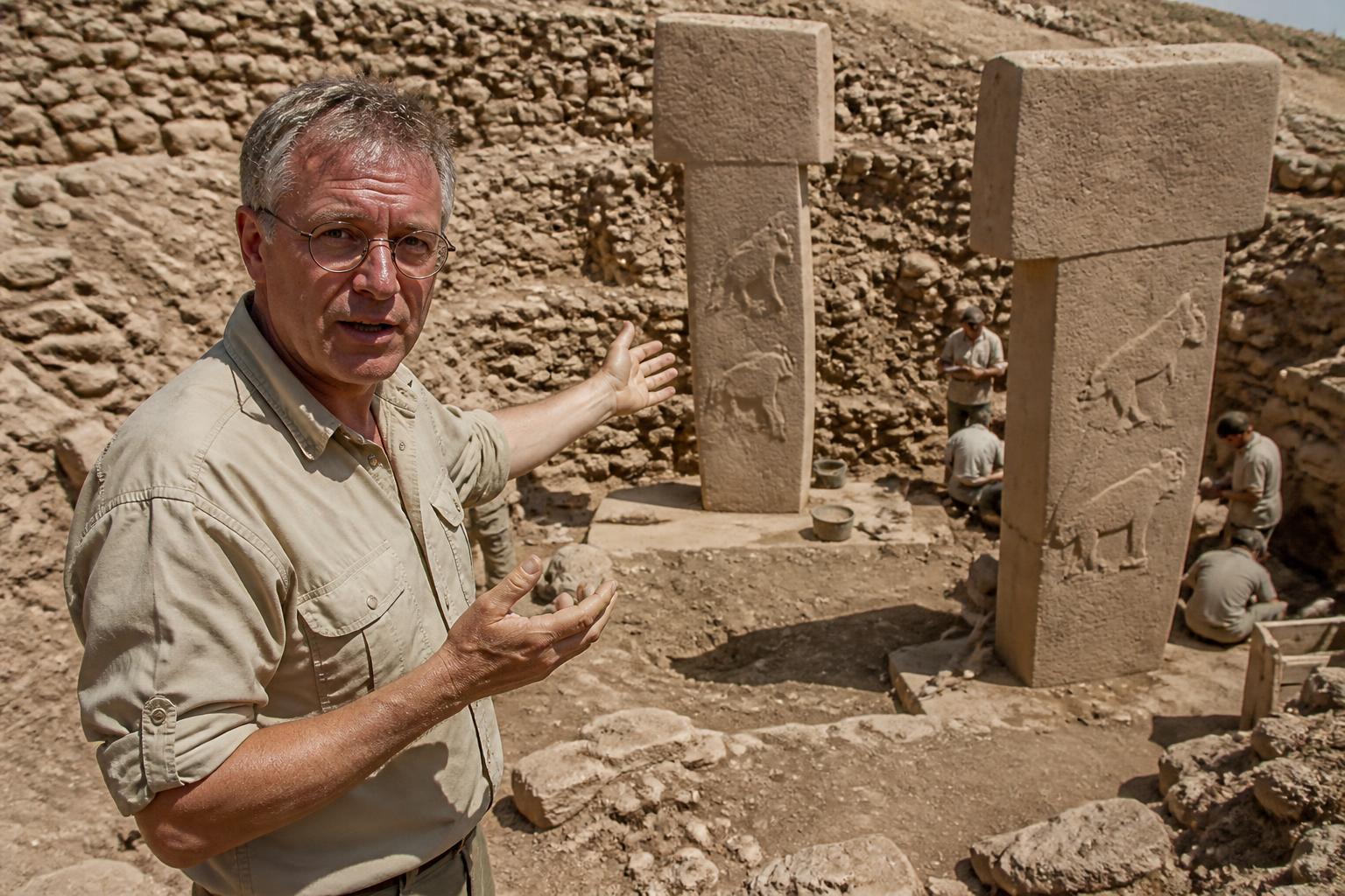 Klaus Schmidt at Göbeklitepe explaining the T-pillar enclosures to his team during the 1995 excavation season